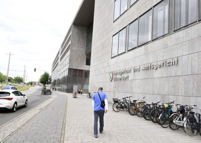 Beschuldigter flüchtet aus Gerichtsgebäude in Düsseldorf Nach der spektakulären Flucht eines Häftlings aus einem dem Amtsgericht in Düsseldorf werden verstärkte Sicherheitsmaßnahmen in dem Gebäude geprüft (Archivbild).