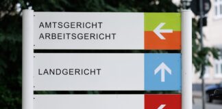 Am Landgericht Bielefeld hat ein Prozess um Beihilfe zum Totschlag begonnen. Dabei geht es um den Verdacht der Sterbehilfe. (Archivbild)