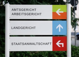 Am Landgericht Bielefeld hat ein Prozess um Beihilfe zum Totschlag begonnen. Dabei geht es um den Verdacht der Sterbehilfe. (Archivbild)