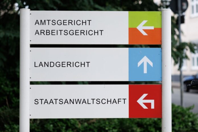Prozess um Beihilfe zum Totschlag am Landgericht Bielefeld Am Landgericht Bielefeld hat ein Prozess um Beihilfe zum Totschlag begonnen. Dabei geht es um den Verdacht der Sterbehilfe. (Archivbild)