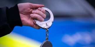 Spezialeinheiten der Polizei nahmen den Mann fest - Der Verdacht: Er soll seinen Sohn zum Mord angestiftet haben. (Symbolbild)