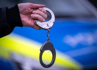 Spezialeinheiten der Polizei nahmen den Mann fest - Der Verdacht: Er soll seinen Sohn zum Mord angestiftet haben. (Symbolbild)