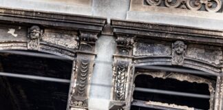 Zwei Fenster mit Brandspuren sind am Brandort in Solingen zu sehen. (Archivbild)