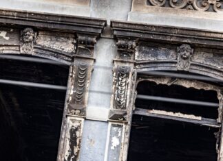 Zwei Fenster mit Brandspuren sind am Brandort in Solingen zu sehen. (Archivbild)