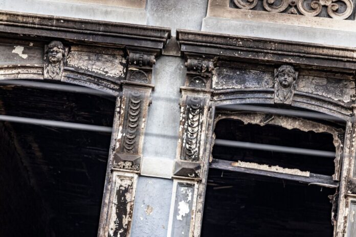 Zwei Fenster mit Brandspuren sind am Brandort in Solingen zu sehen. (Archivbild)