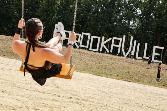 Bei sommerlichen Temperaturen feiern Zehntausende an diesem Wochenende in Weeze.