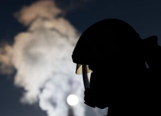 Als die Feuerwehr an dem Haus eintraf, brannte dieses bereits vollständig. (Symbolbild)