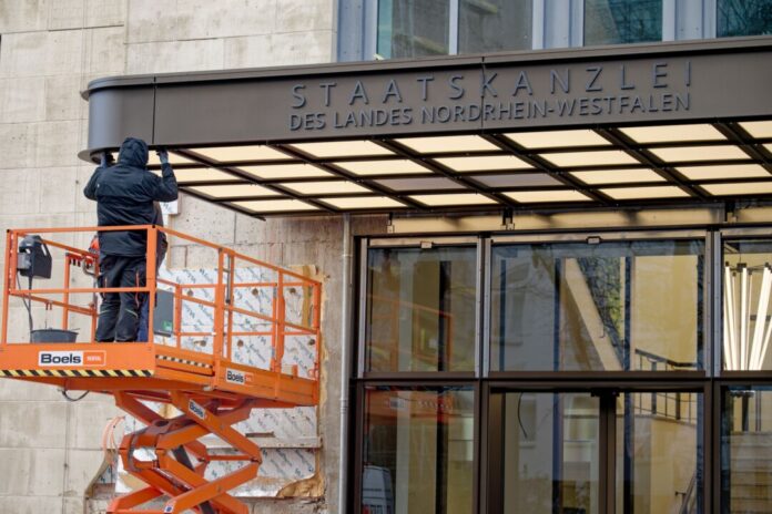 Arbeiter arbeiten am Eingang neuen Eingang zur Staatskanzlei. (Archivfoto)
