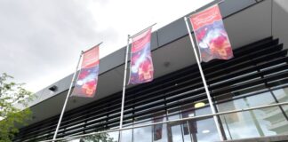 Vor der Stadthalle in Troisdorf wurde ein Rettungssanitäter angegriffen und sehr schwer verletzt. (Symbolfoto)