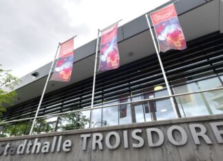 Vor der Stadthalle in Troisdorf wurde ein Rettungssanitäter angegriffen und sehr schwer verletzt. (Symbolfoto)