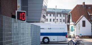 Ein Gefangenentransporter fährt in die Justizvollzugsanstalt Werl. Bald soll es auch elektrisch betriebene Transporter geben. (Archivbild)