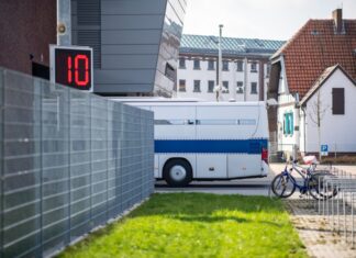 Ein Gefangenentransporter fährt in die Justizvollzugsanstalt Werl. Bald soll es auch elektrisch betriebene Transporter geben. (Archivbild)