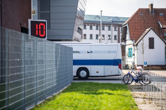 Ein Gefangenentransporter fährt in die Justizvollzugsanstalt Werl. Bald soll es auch elektrisch betriebene Transporter geben. (Archivbild)