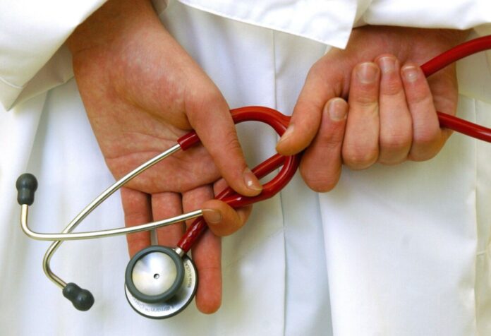 Arzt mit Stethoskop In Deutschlands Krankenhäusern arbeiten viele syrische Ärzte, die zuvor ein Anerkennungsverfahren ihrer Berufsqualifikation absolviert haben. (Archivbild)