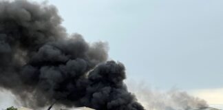 300 Feuerwehrleute versuchen den Großbrand zu löschen.