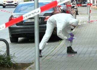 Nach einem Streit mit einem Verletzten suchen die Ermittler nach Spuren.