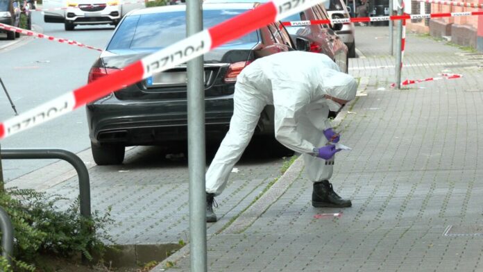 Nach einem Streit mit einem Verletzten suchen die Ermittler nach Spuren.