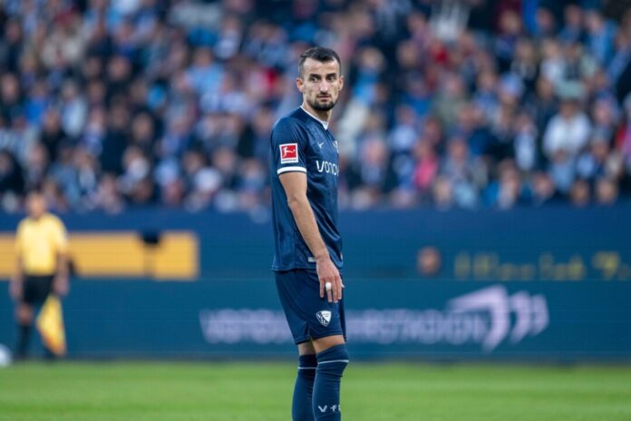 Der Bochumer Abwehrspieler Erhan Masovic hat einen Lungenkollaps erlitten und liegt in Bad Aibling im Krankenhaus.