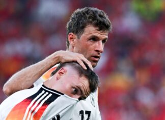 Thomas Müller (rechts) traut seinem früheren DFB-Kollegen Florian Wirtz Erfolge in Liverpool zu.