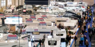 Eine Messehalle voll mit Wohnmobilen, hier bei der Essener Reise + Camping 2024.