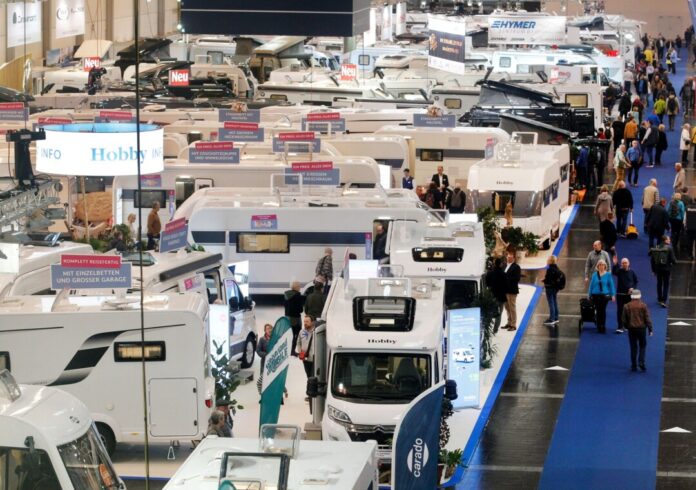 Doppelt so viele Wohnmobile in NRW wie 2017 Eine Messehalle voll mit Wohnmobilen, hier bei der Essener Reise + Camping 2024.