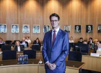 NRW-Ministerpräsident Hendrik Wüst (CDU) war bis Herbst 2021 Landesverkehrsminister und muss deshalb vor dem Untersuchungsausschuss aussagen. 