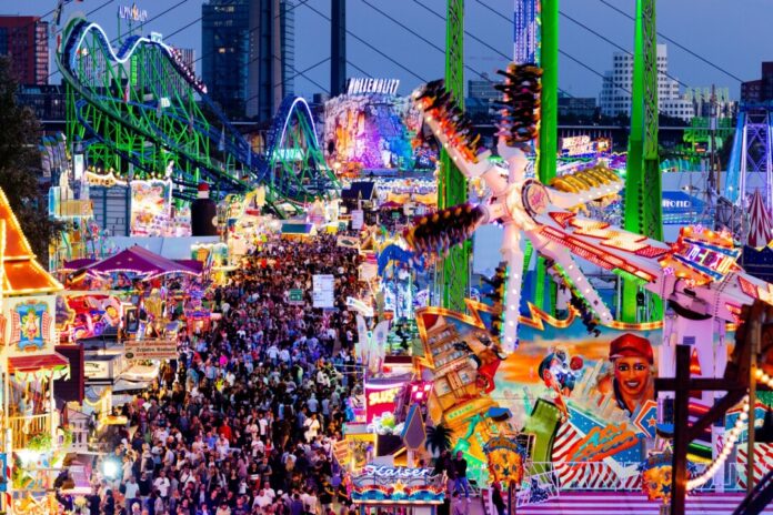 Viele Schausteller locken mit ihren Attraktionen auf die Rheinkirmes. (Archivbild)