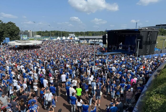 Gewaltiger Fan-Zuspruch am «Schalke-Tach»