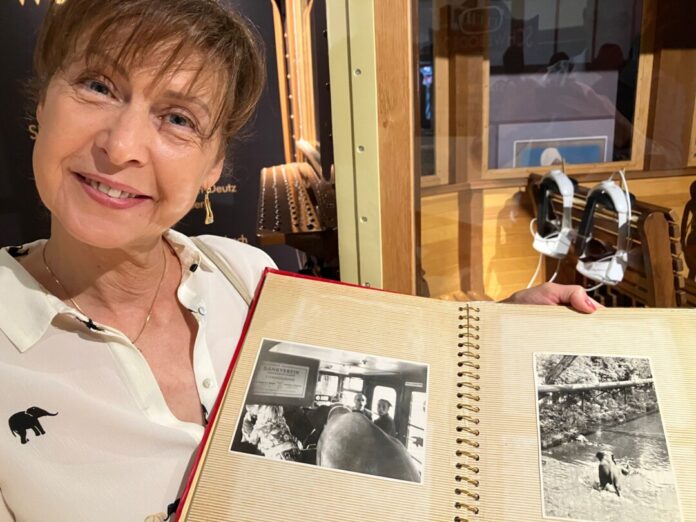 Auf einem historischen Foto im Album der Zirkusfamilie Althoff ist der kleine Elefant Tuffi kurz vor dem Sturz aus der Schwebebahn zu sehen.