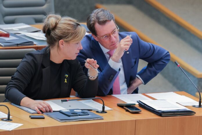 NRW-Ministerpräsident Hendrik Wüst (CDU) und seine Stellvertreterin Mona Neubaur (Grüne) haben kürzlich mit den wichtigsten Unternehmenschefs des Landes für die NRW-Wirtschaftsinteressen geworben (Foto-Archiv).