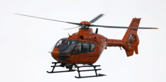 Ein Rettungshubschrauber hat einen durch eine Verpuffung schwer verletzten Mann in eine Spezialklinik in Dortmund transportiert (Symbolbild)