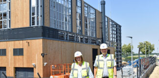 Die Abgeordnete Kerstin Griese mit Marius Mählmann, Geschäftsführer des Hochtief Data Centers. Foto: Büro Griese