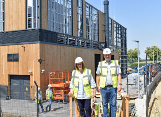 Die Abgeordnete Kerstin Griese mit Marius Mählmann, Geschäftsführer des Hochtief Data Centers. Foto: Büro Griese