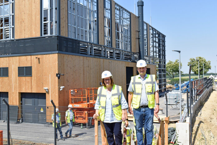 Die Abgeordnete Kerstin Griese mit Marius Mählmann, Geschäftsführer des Hochtief Data Centers. Foto: Büro Griese Die Abgeordnete Kerstin Griese mit Marius Mählmann, Geschäftsführer des Hochtief Data Centers. Foto: Büro Griese
