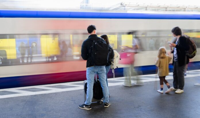 Bahnreisende müssen im Raum Hannover am Wochenende mit Ausfällen rechnen. (Symbolbild)