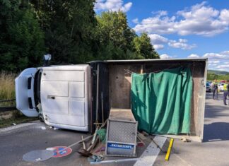 Drei Insassen des Pritschenwagens wurden schwer verletzt.
