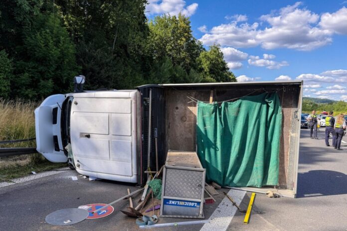 Drei Insassen des Pritschenwagens wurden schwer verletzt.