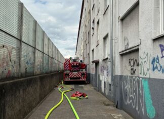 Die Feuerwehr hatte große Mühe, Löschfahrzeuge an den Brandort zu bekommen.