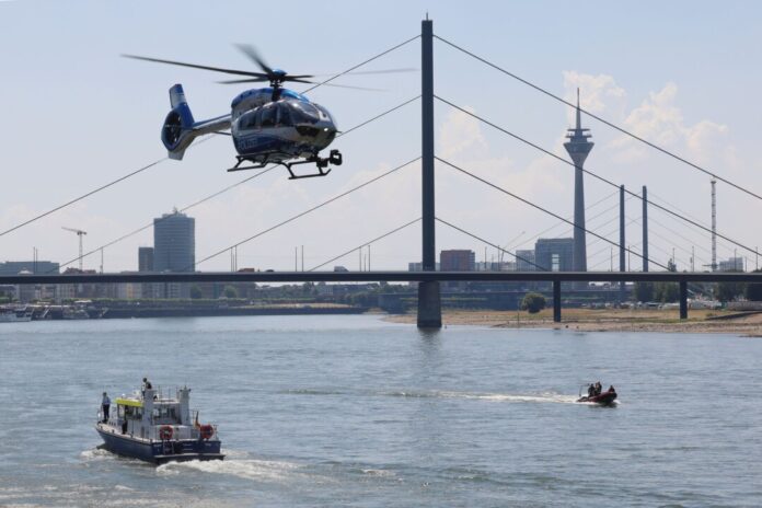 Auf der Suche nach einem Mann, der in Höhe der Brücke ins Wasser gefallen war, kam auch ein Hubschrauber zum Einsatz. 