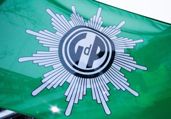 Der Landesbezirk NRW hat nach eigenen Angaben mehr als 50.000 Mitglieder und ist damit der stärkste innerhalb der Polizeigewerkschaft. 