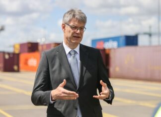 Die Bundesregierung will in den kommenden vier Jahren mit 400 Millionen Euro aus dem Klimafonds den klimafreundlichen Umbau von Häfen und Schiffen fördern, sagt Bundesverkehrsminister Patrick Schnieder (CDU).