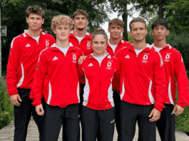 Zwei junge Wülfrather stehen bei einem internationalen Turnier auf der Matte: Konstantin (oben, 2. v.l.) und Roman (oben, 3. v.l.) Distel - hier mit dem gesamten Team. Foto: DJB/NWJV