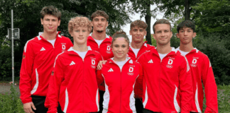 Zwei junge Wülfrather stehen bei einem internationalen Turnier auf der Matte: Konstantin (oben, 2. v.l.) und Roman (oben, 3. v.l.) Distel - hier mit dem gesamten Team. Foto: DJB/NWJV