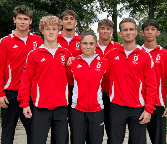 Zwei junge Wülfrather stehen bei einem internationalen Turnier auf der Matte: Konstantin (oben, 2. v.l.) und Roman (oben, 3. v.l.) Distel - hier mit dem gesamten Team. Foto: DJB/NWJV