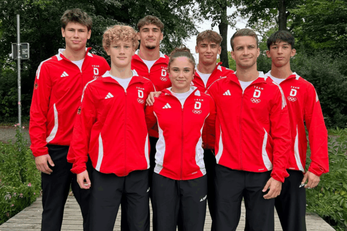 Zwei junge Wülfrather stehen bei einem internationalen Turnier auf der Matte: Konstantin (oben, 2. v.l.) und Roman (oben, 3. v.l.) Distel - hier mit dem gesamten Team. Foto: DJB/NWJV Zwei junge Wülfrather stehen bei einem internationalen Turnier auf der Matte: Konstantin (oben, 2. v.l.) und Roman (oben, 3. v.l.) Distel - hier mit dem gesamten Team. Foto: DJB/NWJV