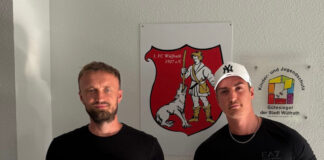 Thomas Cyrys, Co-Trainer und sportlicher Leiter beim FCW, begrüßt den Neuzugang Dominik Schäfer. Foto: FCW