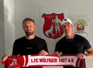 Thomas Cyrys, Co-Trainer und sportlicher Leiter beim FCW, begrüßt den Neuzugang Dominik Schäfer. Foto: FCW