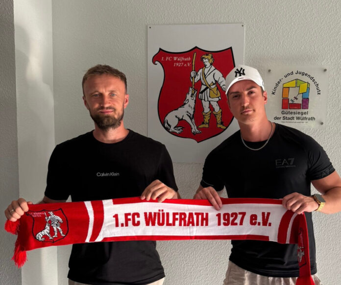 Thomas Cyrys, Co-Trainer und sportlicher Leiter beim FCW, begrüßt den Neuzugang Dominik Schäfer. Foto: FCW