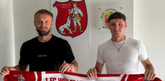 Thomas Cyrys begrüßt den Neuzugang Stefan Okkert. Foto: FCW/privat