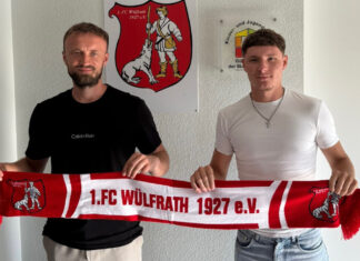 Thomas Cyrys begrüßt den Neuzugang Stefan Okkert. Foto: FCW/privat